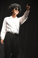 井上陽水に扮したタカシ。