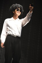 井上陽水に扮したタカシ。