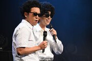 井上陽水のモノマネをするホリとタカシ。