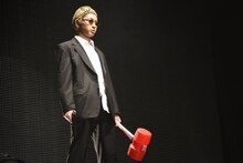 ビートたけしに扮したコーイチ。