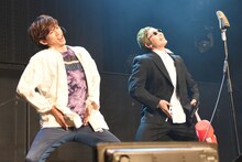 リョウガ（左）を巻き込むコーイチ（右）。