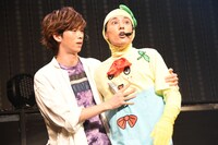 リョウガ（左）に連行されるふなっしーことユースケ（右）。