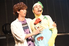 リョウガ（左）に連行されるふなっしーことユースケ（右）。