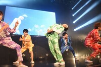 「ウンチョコチョコチョコピー！」をするタクヤ（中央）。