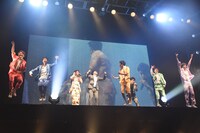 超特急と井上裕介（NON STYLE）のコラボパフォーマンスの様子。