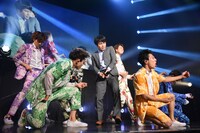 エアギターで盛り上がる超特急と井上裕介（NON STYLE）。