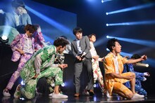 エアギターで盛り上がる超特急と井上裕介（NON STYLE）。