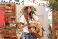 dTVブース「a-nation音楽生特番」でのMiyuu。