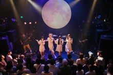 カオティック・スピードキングとMaison book girl。（撮影：森久）