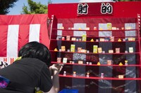 「ONAKAMA 2016」の会場に用意された射的場。（撮影：市村岬）