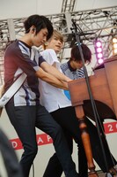 連弾で「ライディーン」を弾くWEAVER。（Photo by TEAM LIGHTSOME）