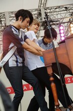 連弾で「ライディーン」を弾くWEAVER。（Photo by TEAM LIGHTSOME）