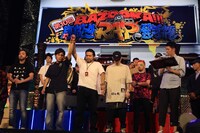 漢 a.k.a GAMIがじょうの腕を上げ優勝者が決まった瞬間。 （写真提供：BSスカパー！BAZOOKA!!! 第10回高校生RAP選手権 in 日本武道館）