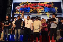 漢 a.k.a GAMIがじょうの腕を上げ優勝者が決まった瞬間。 （写真提供：BSスカパー！BAZOOKA!!! 第10回高校生RAP選手権 in 日本武道館）