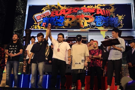 漢 a.k.a GAMIがじょうの腕を上げ優勝者が決まった瞬間。 （写真提供：BSスカパー！BAZOOKA!!! 第10回高校生RAP選手権 in 日本武道館）