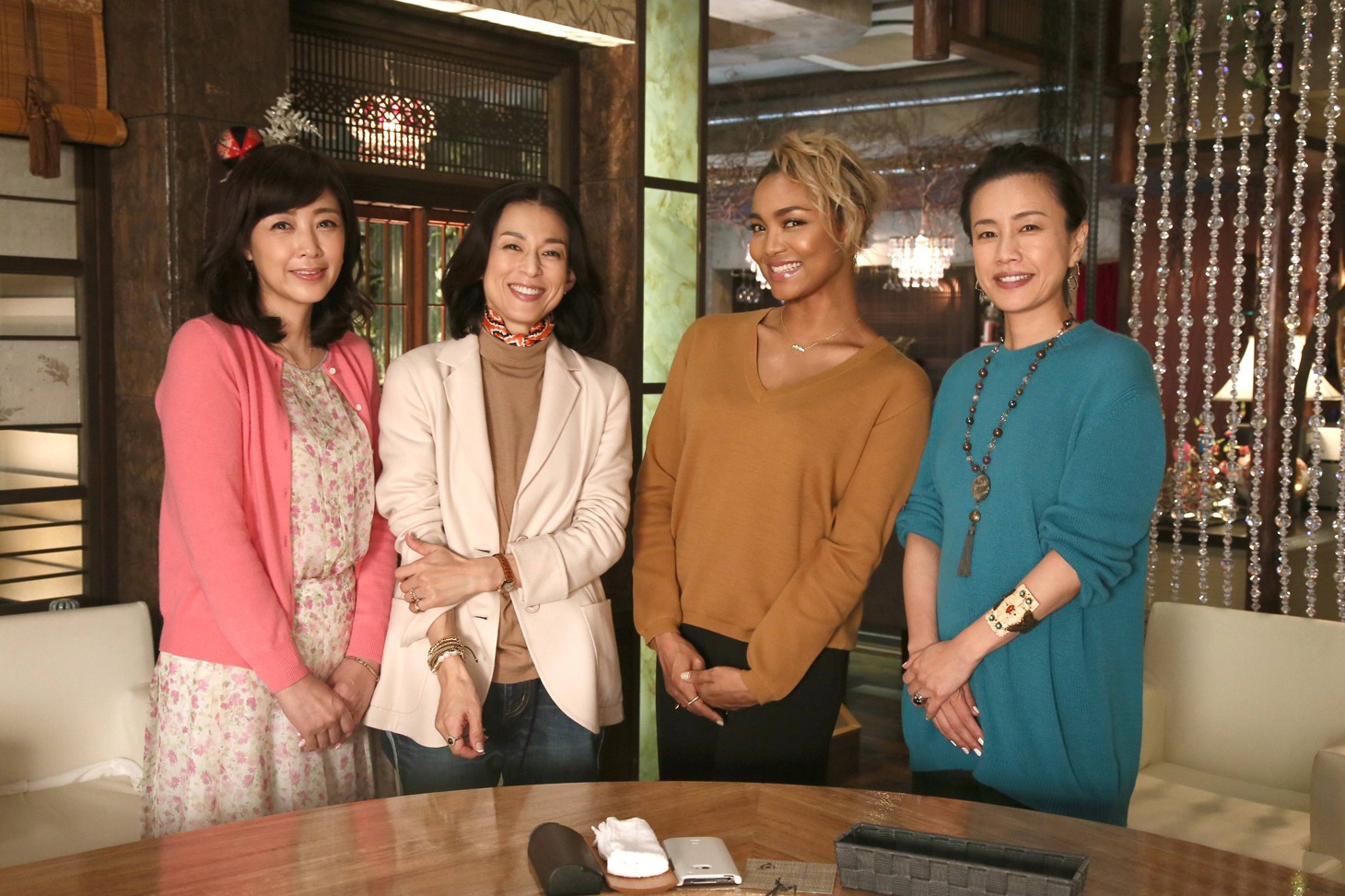 左から菊池桃子、鈴木保奈美、Crystal Kay、渡辺真起子。