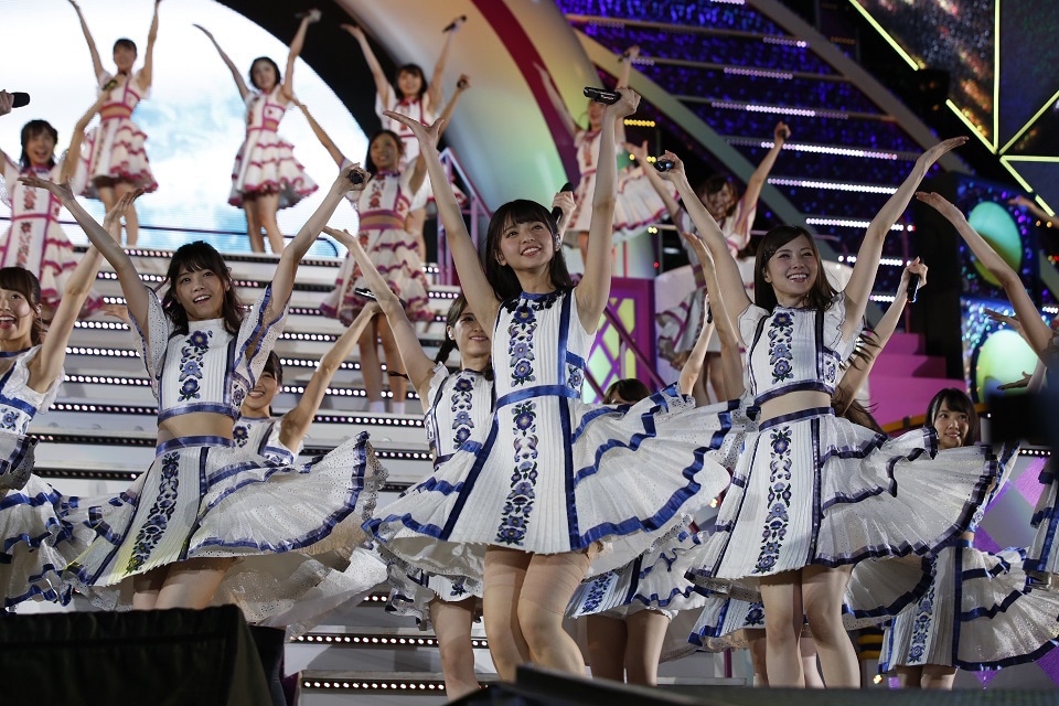 「裸足でSummer」パフォーマンス時の様子。（写真提供：ソニー・ミュージックレコーズ）