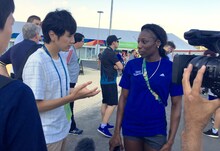 リオデジャネイロオリンピックで取材する北川悠仁（左）。