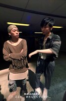 FlowBack「Come A Long Way」ミュージックビデオのワンシーン。