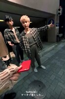 FlowBack「Come A Long Way」ミュージックビデオのワンシーン。