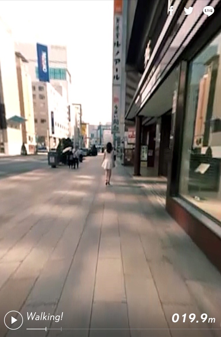 FlowBack「Come A Long Way」ミュージックビデオのワンシーン。