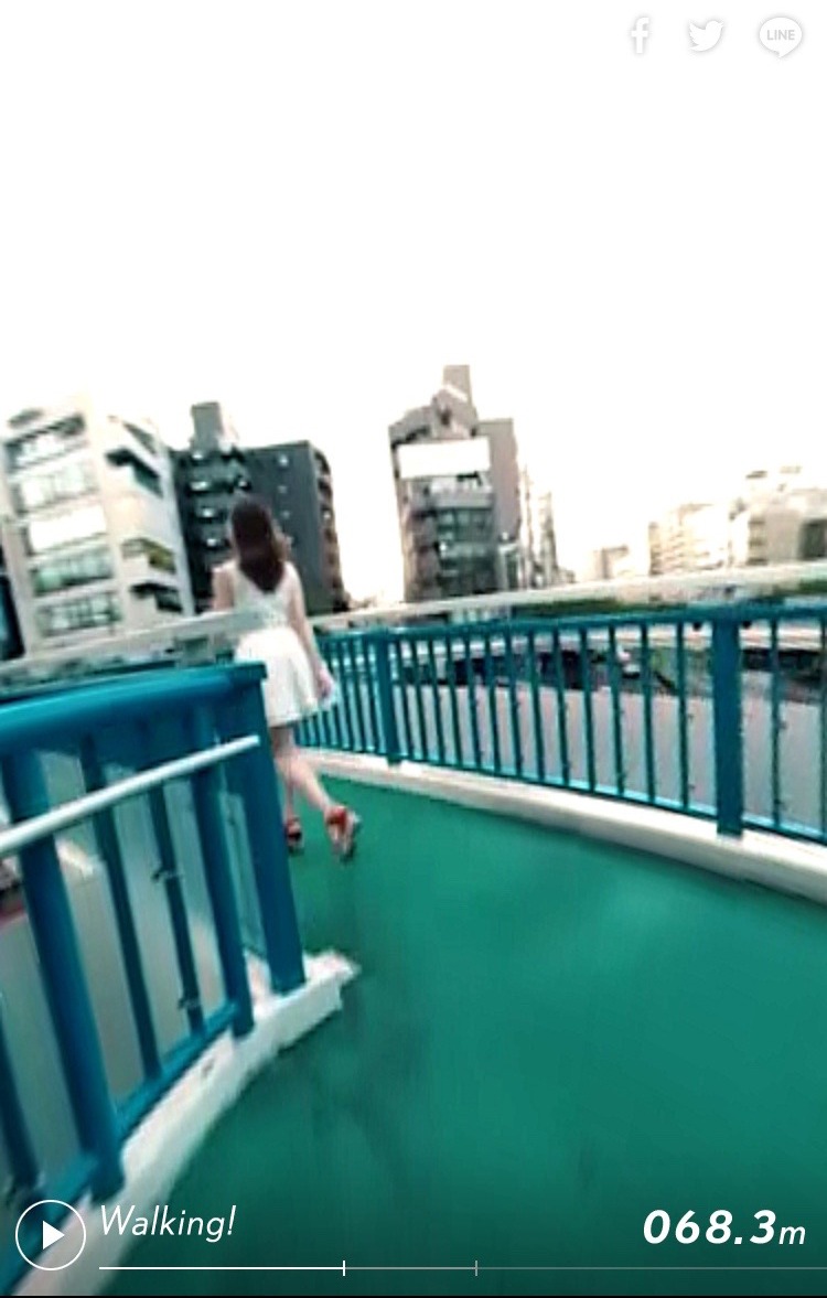 FlowBack「Come A Long Way」ミュージックビデオのワンシーン。