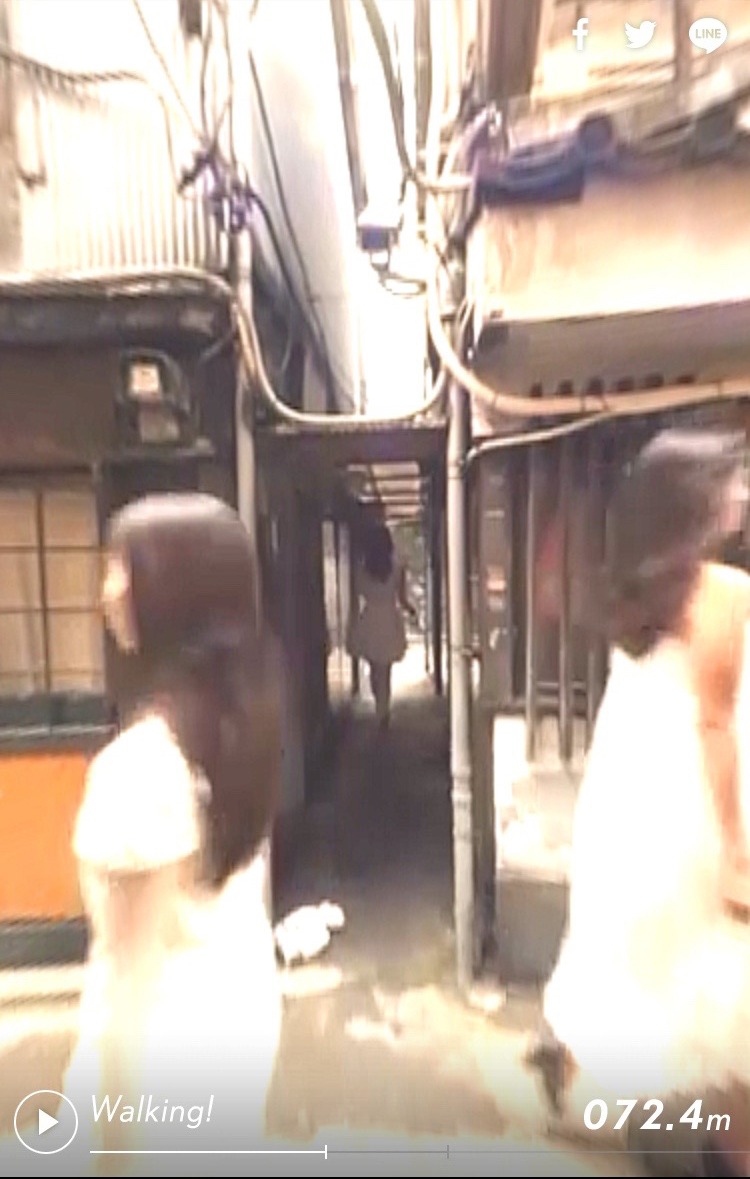 FlowBack「Come A Long Way」ミュージックビデオのワンシーン。
