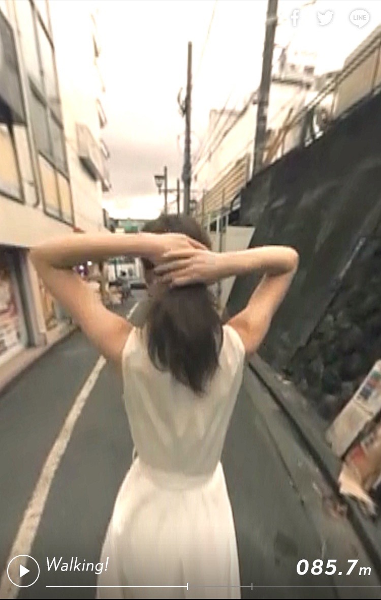 FlowBack「Come A Long Way」ミュージックビデオのワンシーン。