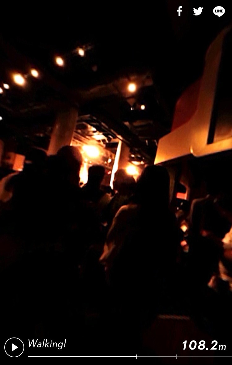 FlowBack「Come A Long Way」ミュージックビデオのワンシーン。