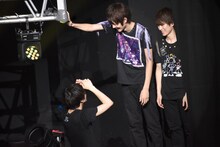 最後の最後、退場時にセットに頭をぶつけたHIROKI（左）と、彼を見て笑うHAMA（中央）、DAICHI（右）。