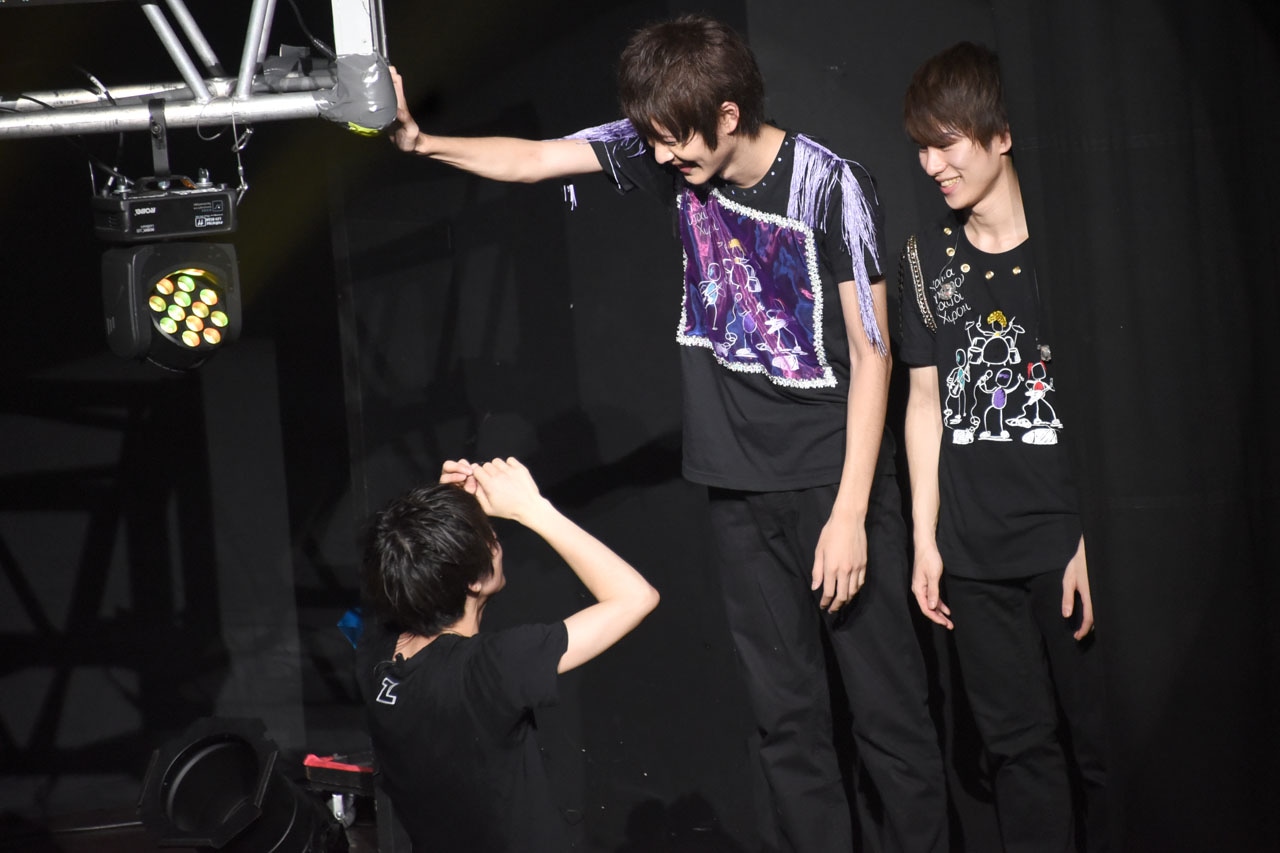 最後の最後、退場時にセットに頭をぶつけたHIROKI（左）と、彼を見て笑うHAMA（中央）、DAICHI（右）。
