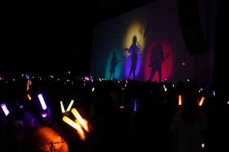 ライブのオープニングの様子。