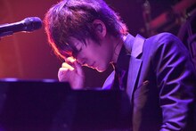 「絆の音楽（オト）」を歌うHAMA。