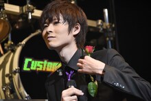 胸ポケットにバラを挿すHAMA。