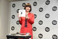 7inchシングル「Beautiful Day」を手にした土岐麻子。