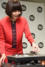 レコードに針を落とす土岐麻子。