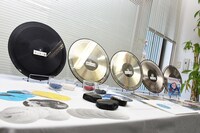 レコードプレスに必要な素材が並んだ展示ブース。