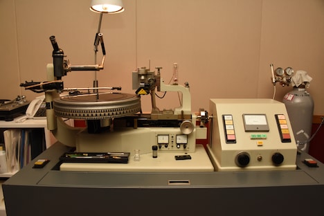 ドイツ・ノイマン社製のカッティングマシン。