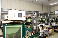 プレス工場の様子。