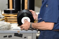 丁寧に検盤される上坂すみれの7inchレコード。