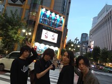 東京・タワーレコード渋谷店のビルボードをバックに記念撮影するLenny code fiction。