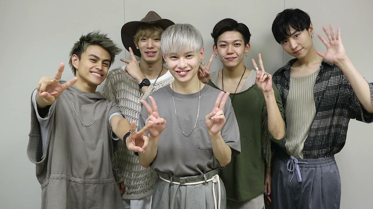 FlowBack 「歩かなくても観れる“歩きスマホ”MV」メンバーコメントのワンシーン。