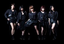 NATASHA。左から湊あかね（predia）、吉田凜音、MAINA（大阪☆春夏秋冬）、セントチヒロ・チッチ（BiSH）、鈴木友梨耶（Cheeky Parade）。