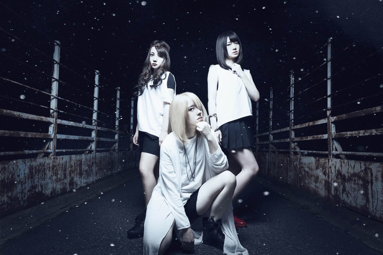 NEVE SLIDE DOWN。左からLayna、ALISA、Mizuhi。