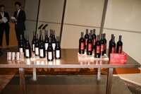 左から「Y by Yoshiki Napa Valley Chardonnay 2012」「Y by Yoshiki Napa Valley Cabernet Sauvignon 2011」。