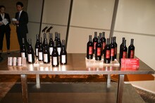 左から「Y by Yoshiki Napa Valley Chardonnay 2012」「Y by Yoshiki Napa Valley Cabernet Sauvignon 2011」。