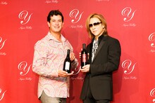 「Y by Yoshiki Napa Valley Cabernet Sauvignon 2011」と「Y by Yoshiki Napa Valley Chardonnay 2012」のボトルを手にしたYOSHIKIとロブ・モンダヴィJr.。