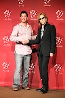 左からロブ・モンダヴィJr.、YOSHIKI。