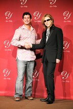 左からロブ・モンダヴィJr.、YOSHIKI。