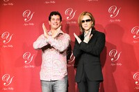 XポーズをキメるYOSHIKIとロブ・モンダヴィJr.。